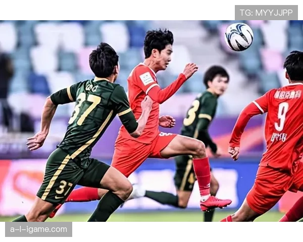 逆袭传奇：草根球员逆境突围，强势崛起彰显足坛新势力