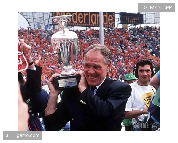 克鲁伊夫战术革命重塑现代足球格局,奠定战术传承里程碑 克鲁伊夫战术革命重塑现代足球格局,奠定战术传承里程碑